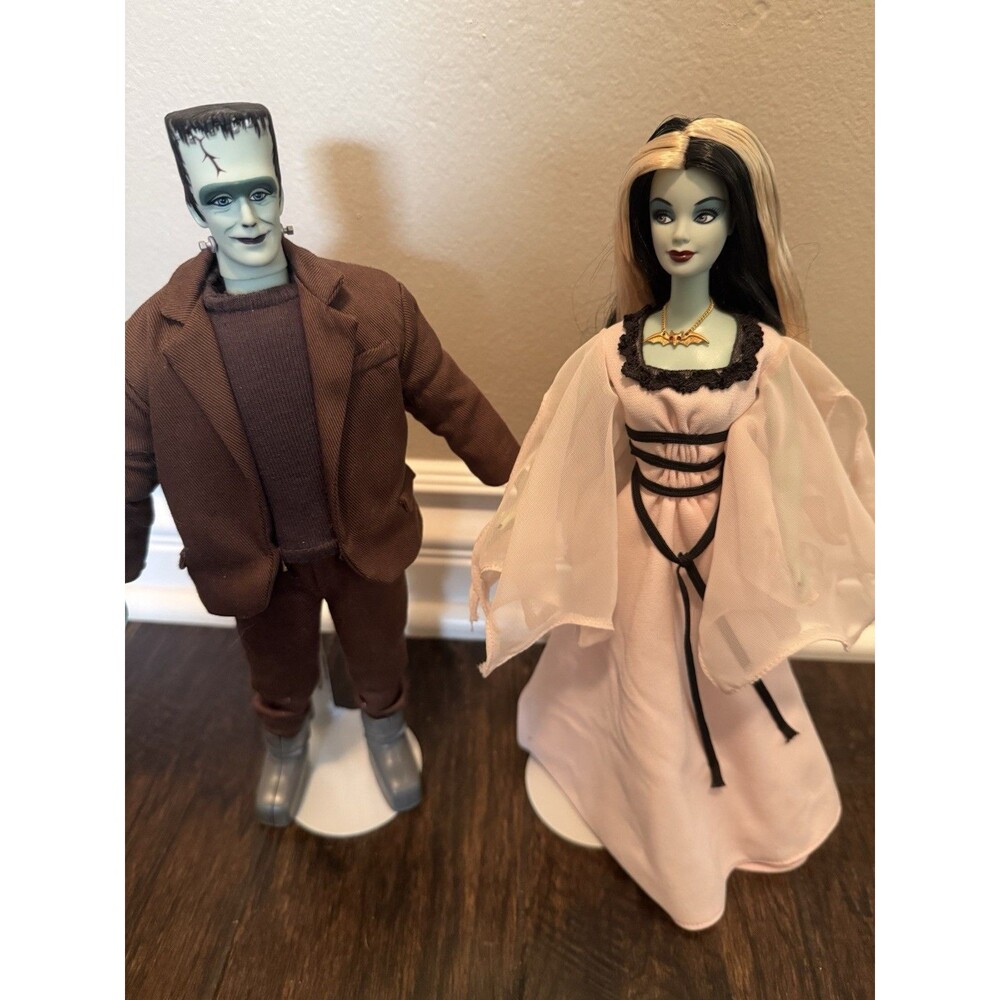 SOLD!!❌2001 THE MUNSTERS ❌ Lilly & Herman❌ MATTEL Gift Set❌ C.O.A.❌ FREE STANDS❌